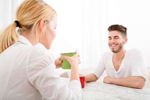 Young couple having a coffee break - Foto, afbeelding