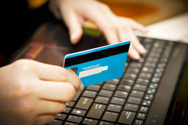 Online-Shopping mit Kreditkarte am Laptop - Foto, Bild
