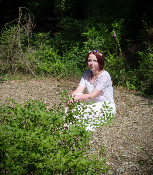 mulher sentada em uma floresta III
 - Foto, Imagem