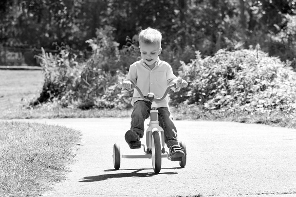 Schwarz-Weiß-Bild eines kleinen Jungen auf einem Fahrrad - Foto, Bild