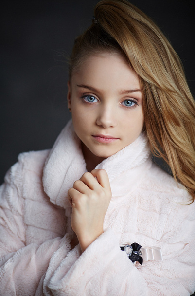 Fashionable young girl with blue eyes. - Zdjęcie, obraz