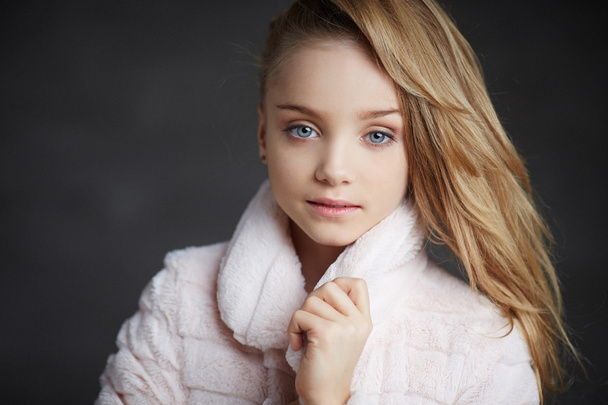 Fashionable young girl with blue eyes. - Φωτογραφία, εικόνα