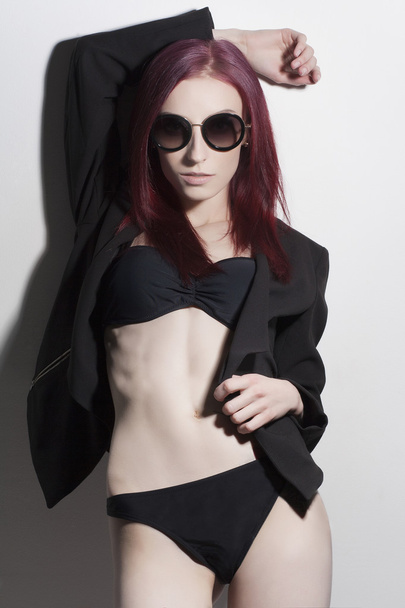 beautiful woman in sunglasses and bikini - Fotoğraf, Görsel