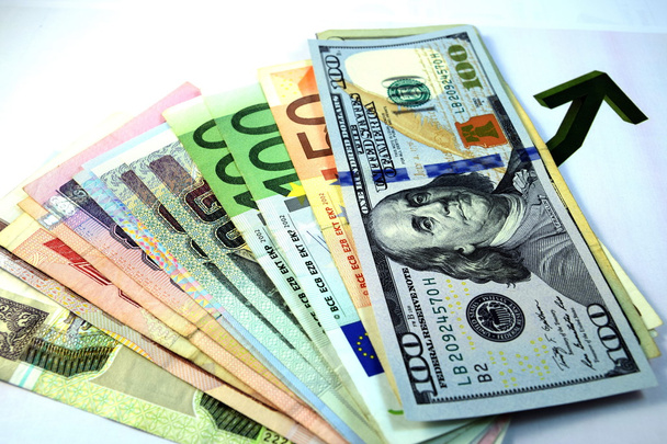 Yakın çeşitli para birimi banknot ve madeni paraların, farklı ülkelerden - Fotoğraf, Görsel