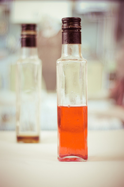 Полупустая бутылка сиропа
 - Фото, изображение