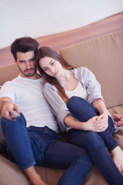 young couple watching tv at home - Foto, Bild