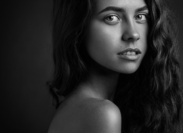 Retrato dramático del tema de una chica: Retrato en blanco y negro de una joven hermosa sobre un fondo oscuro en el estudio
 - Foto, Imagen