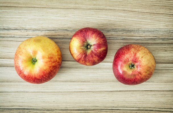 Tre mele sullo sfondo di legno
 - Foto, immagini