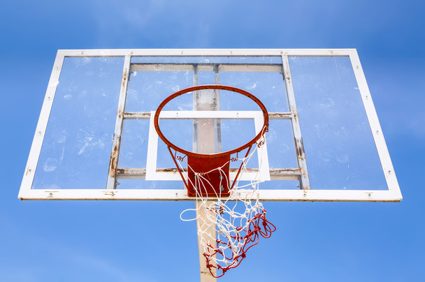 μπάσκετ στεφάνι με μπλε ουρανό - Φωτογραφία, εικόνα