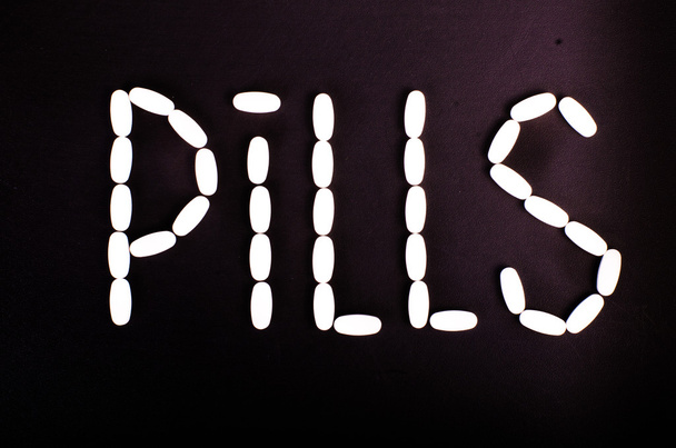 Słowo Prugs wykonane z nasenne i leki na białym tle - Zdjęcie, obraz