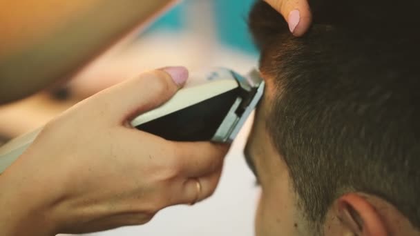 Barber cuts the hair of the client. - Felvétel, videó