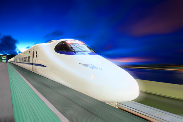 Train à grande vitesse dans la nuit
 - Photo, image