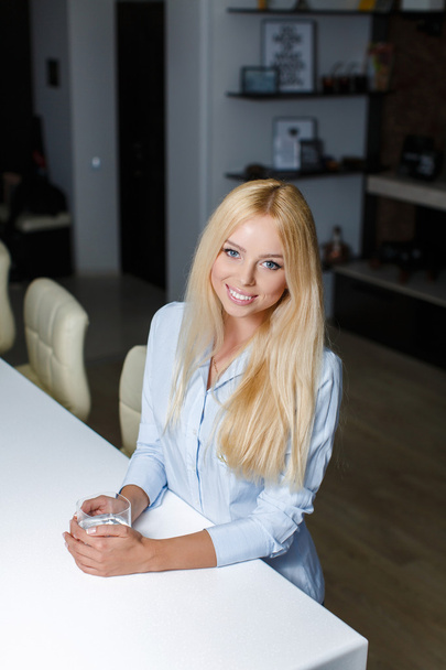 Beautiful woman at a table in the business center - Fotografie, Obrázek