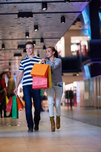 young couple with shopping bags - Foto, Bild