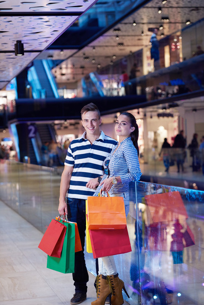fiatal pár bevásárlótáskákkal - Fotó, kép