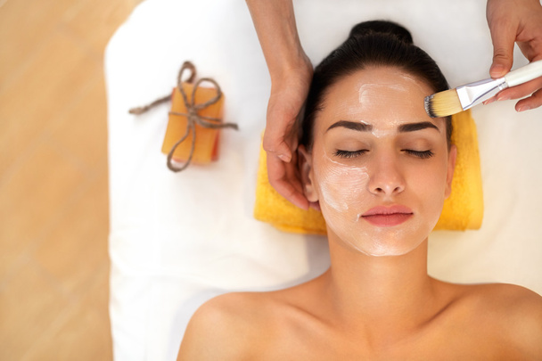 Face Treatment. Woman in Beauty Salon Gets Marine Mask - Foto, Imagen