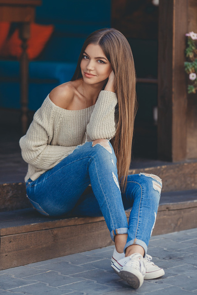 Portrait of beautiful young woman in autumn - Foto, afbeelding