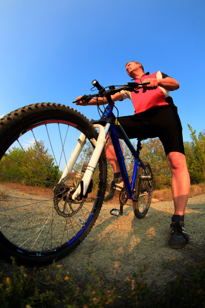 Mountain Bike wielrenner rijden één spoor bij zonsopgang - Foto, afbeelding