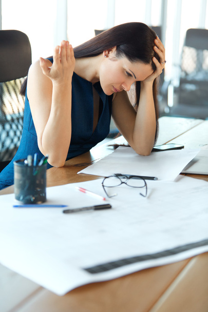 Stressed business woman at her working place. Business People - Foto, Bild