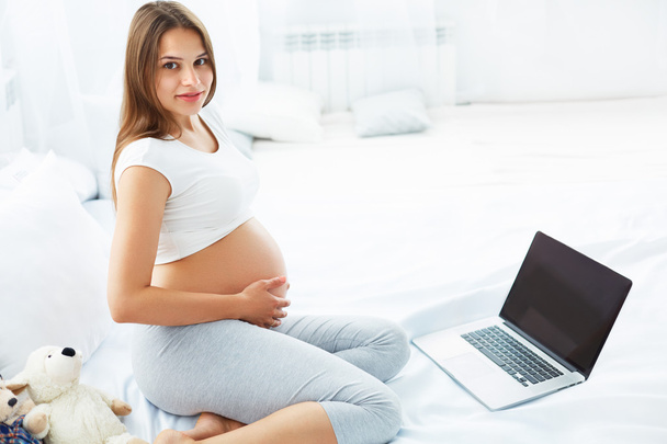 Pregnant Woman With Laptop Computer. Beautiful Pregnant Woman Wo - Zdjęcie, obraz