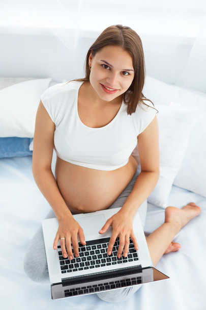 Pregnant Woman With Laptop Computer. Beautiful Pregnant Woman Wo - Valokuva, kuva