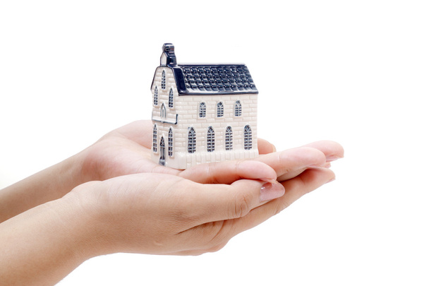 Maison dans les mains, concepts de l'économie immobilière, isolé sur blanc
 - Photo, image