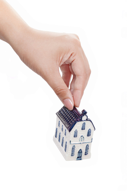 Dom w ręce, koncepcji gospodarki nieruchomości, na białym tle - Zdjęcie, obraz
