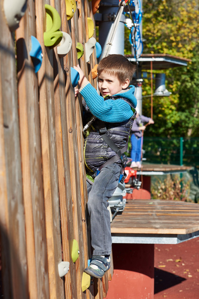 Little boy is climbing to amusement park - Foto, immagini