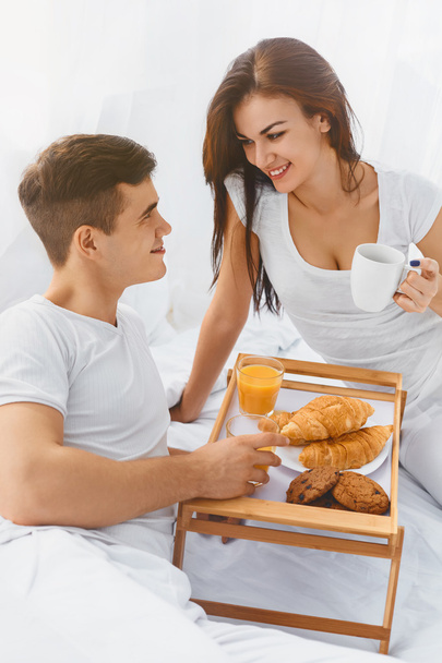 Couple having breakfast in bed - Foto, Imagem