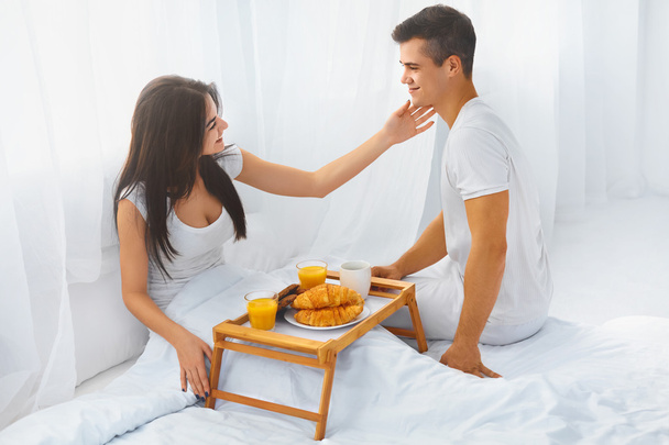 Husband serving wife breakfast in bed - Fotoğraf, Görsel
