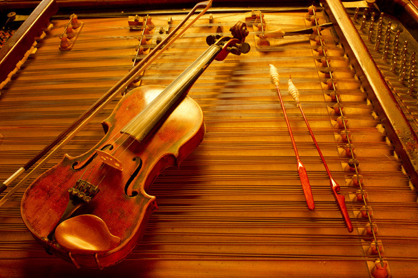 violino que coloca no instrumento de música corda de cymbalon
 - Foto, Imagem