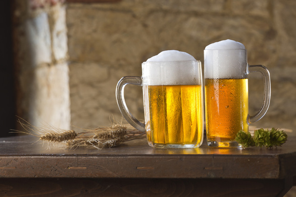 Dos cervezas sobre la mesa
 - Foto, imagen