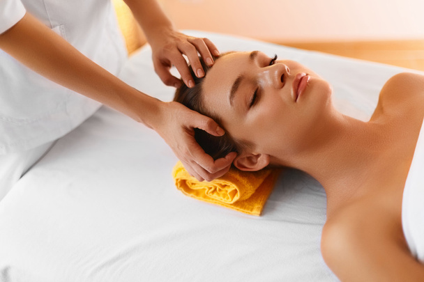 Face massage. Face treatment, skin care, wellbeing, wellness con - Fotografie, Obrázek