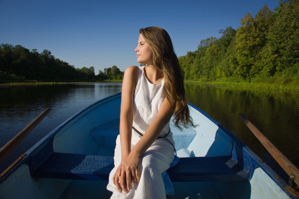 mooi meisje die zich voordeed op een boot - Foto, afbeelding