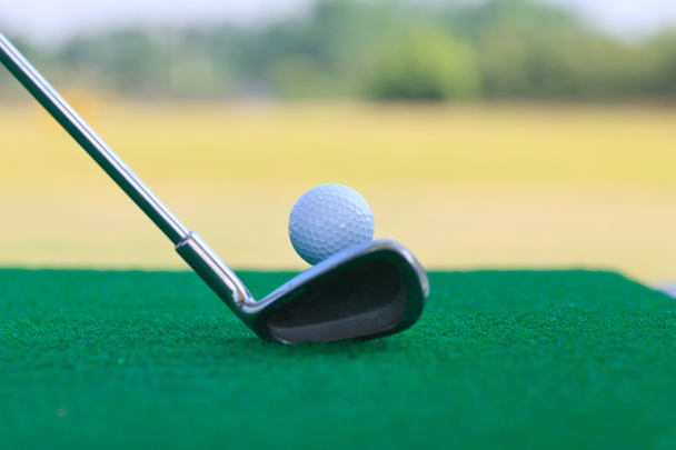 Golf club és a labda, alacsony kamera magassága - Fotó, kép
