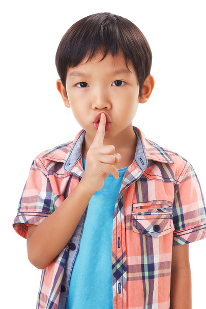 lindo asiático chico con su dedo sobre su boca, silenciando
. - Foto, imagen
