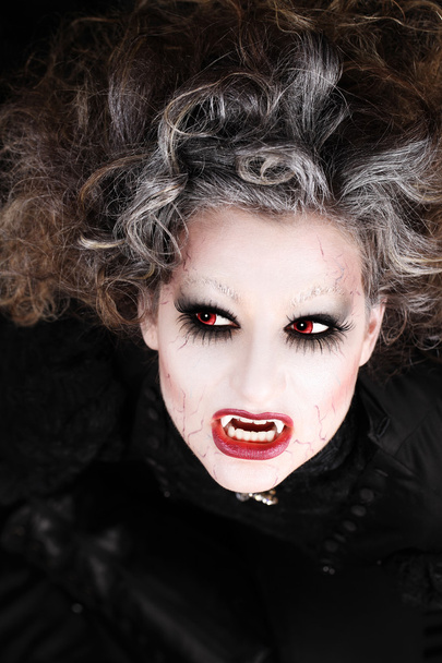Vampire nő portré szájjal nyitott találat fogak szemfogak, ha - Fotó, kép