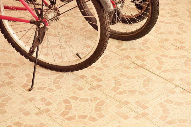 Keskittyminen isoimman polkupyörän jalustaan
 - Valokuva, kuva