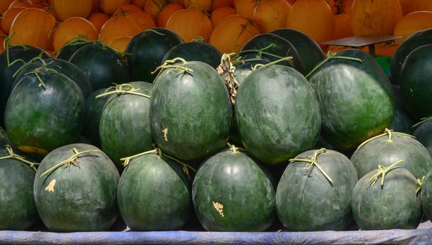 Veel zoete watermeloen vruchten te koop in Vietnam - Foto, afbeelding