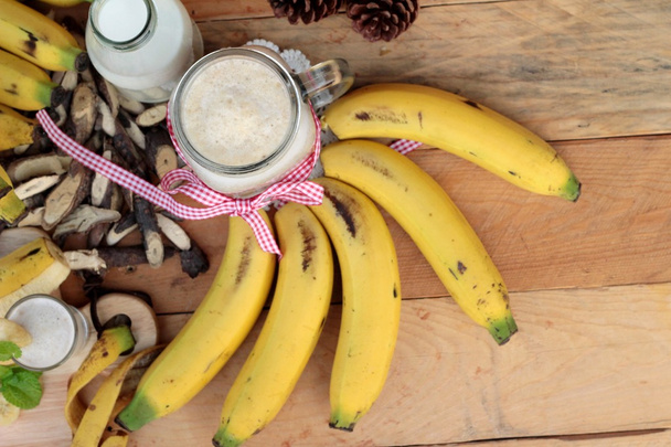 Ripe banana and smoothie banana with milk. - Foto, Bild