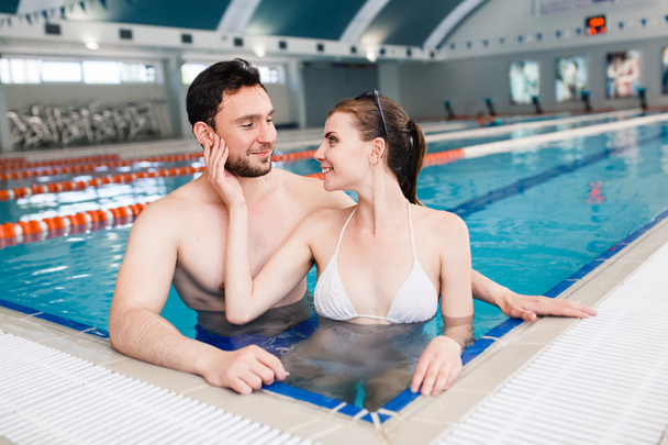 Young couple in the swimming pool - Φωτογραφία, εικόνα