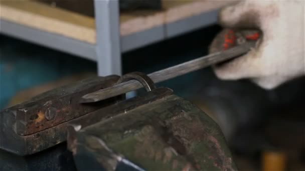 Schleifwerkzeug für Metallrohlinge in einem Schraubstock - Filmmaterial, Video