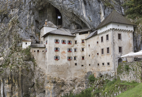 Castillo de Predjama en la Cueva de Postojna, Eslovenia
 - Foto, Imagen