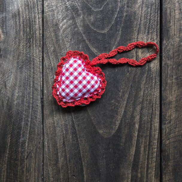 forma di cuore lavorato a mano a maglia su sfondo di legno
 - Foto, immagini