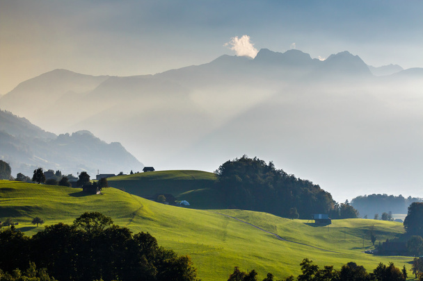 Vista del campo cerca de Sarnen Obwalden en Suiza
 - Foto, Imagen