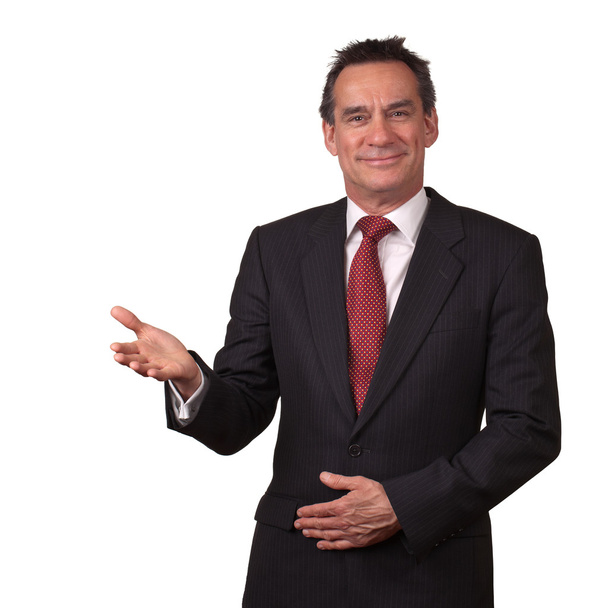zakenman van middelbare leeftijd in pak glimlachen en gebaren Welkom - Foto, afbeelding