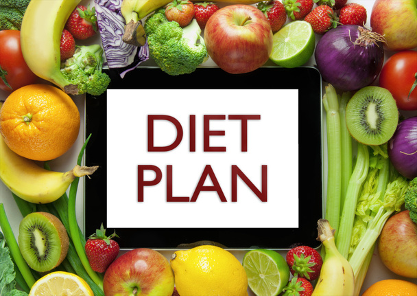 Fruits and vegetables on tablet diet plan - Fotografie, Obrázek