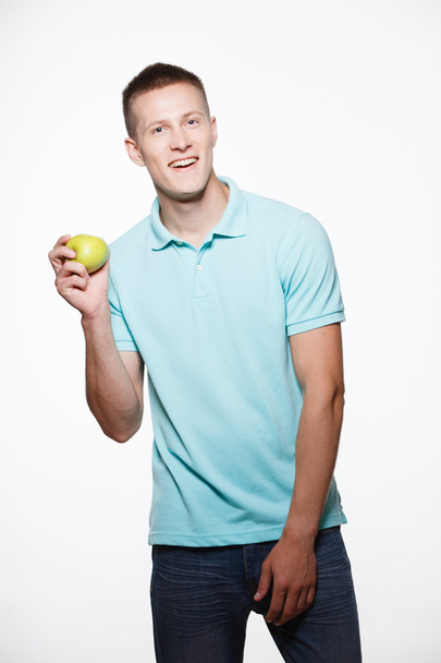Beau jeune homme posant avec la pomme à la main
 - Photo, image