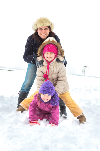 冬に楽しむ幸せな家族 - 写真・画像