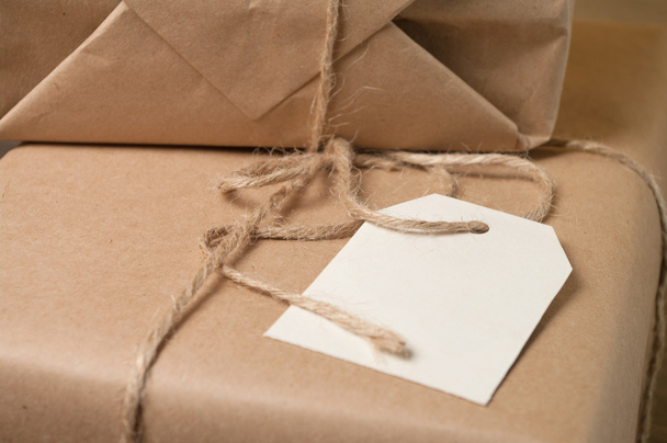 Caja de papel post paquete con nota en blanco
 - Foto, Imagen